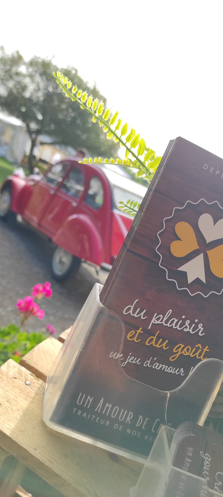 Photos de traiteurs évènementiel mariage, notre foodtruck, nos crêpes, galettes et le sourire des crêpiers sur vos évènements (mariages, etc)