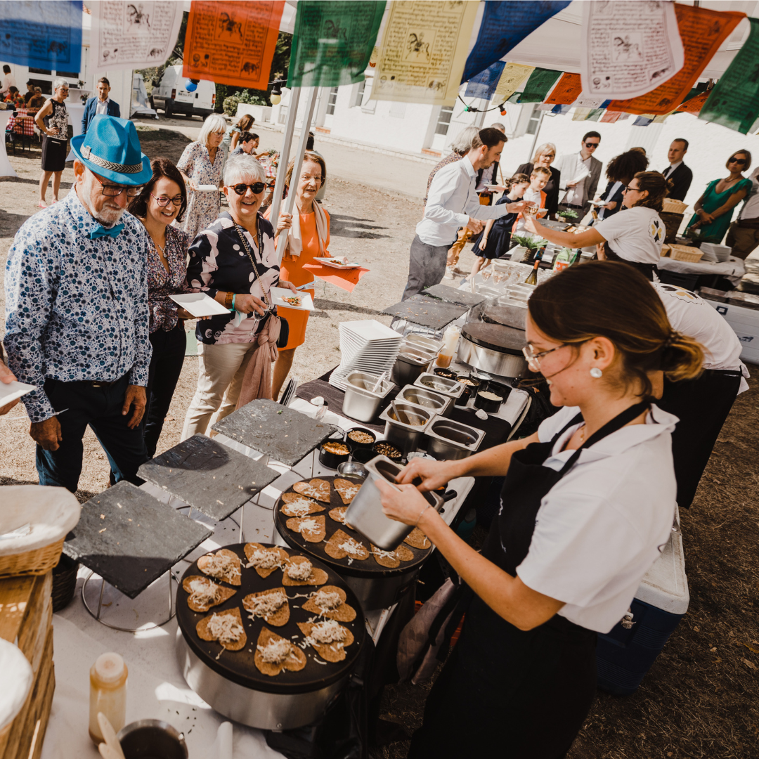 Photos sur nos prestations traiteurs, notre foodtruck, nos crêpes, nos galettes et le sourire des crêpiers sur vos évènements (mariages, etc)