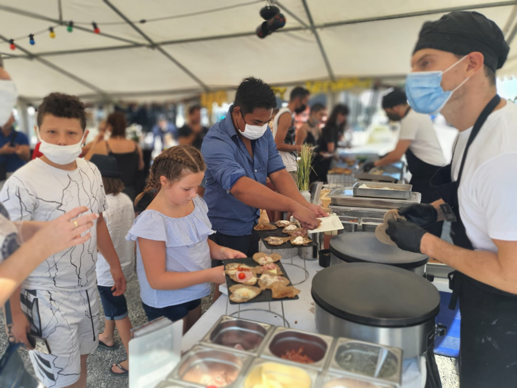 Goûter d’arbre de Noël CSE : enfants devant le stand de crêpes d’Un Amour de Crêpe
