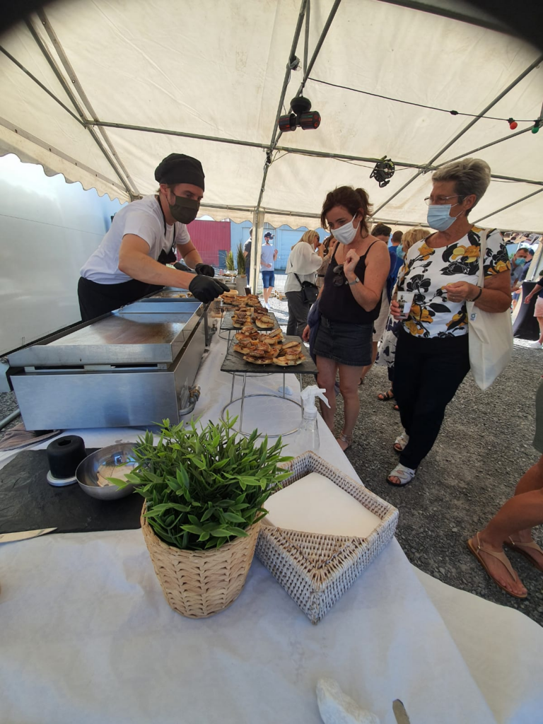 Traiteur séminaire : participants servis au buffet de galettes par les crêpiers d’Un Amour de Crêpe