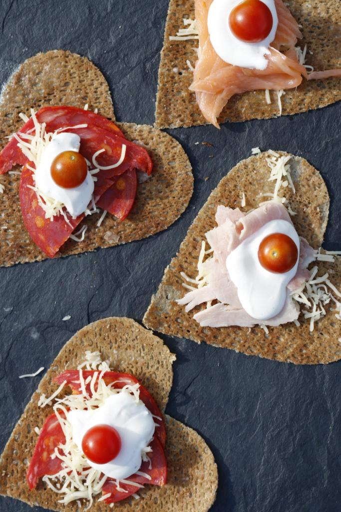 Traiteur sans gluten : galettes de blé noir garnies d’œuf, de jambon et de tomate cerise