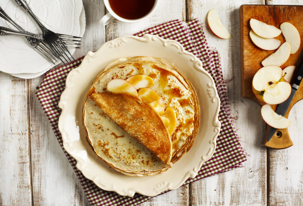 Chandeleur en entreprise : crêpe maison pliée, servie avec des pommes pour une pause au bureau