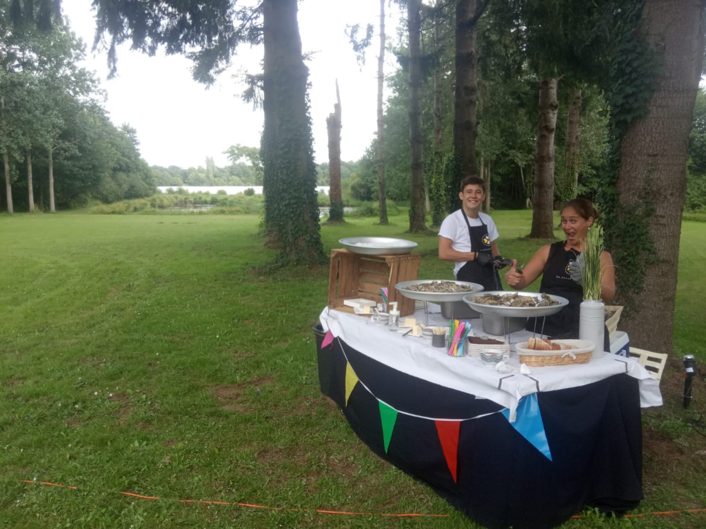Traiteur association : stand de crêpes décoré de fanions lors d’une fête en plein air