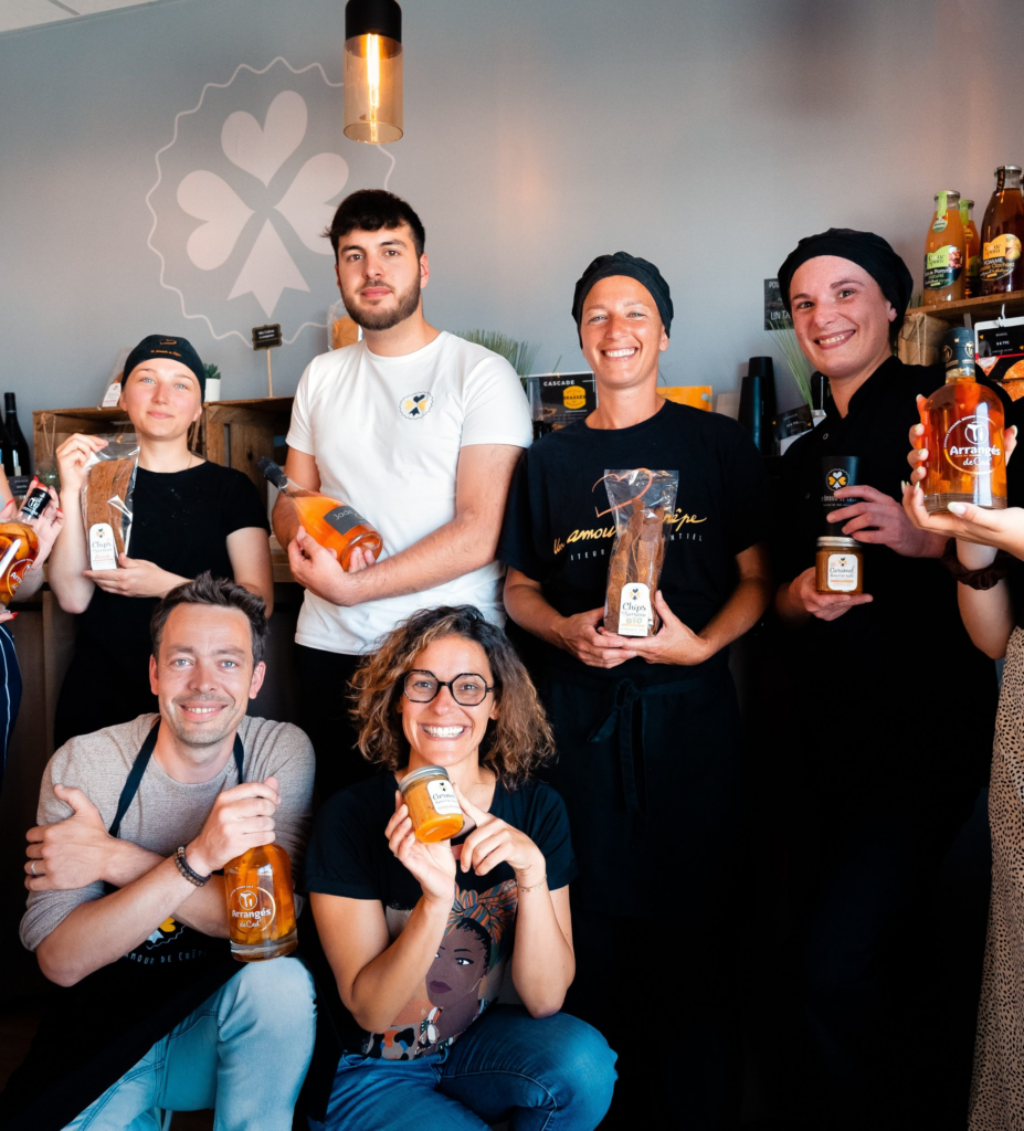 Traiteur bio et local : l’équipe d’Un Amour de Crêpe présentant les produits de ses partenaires