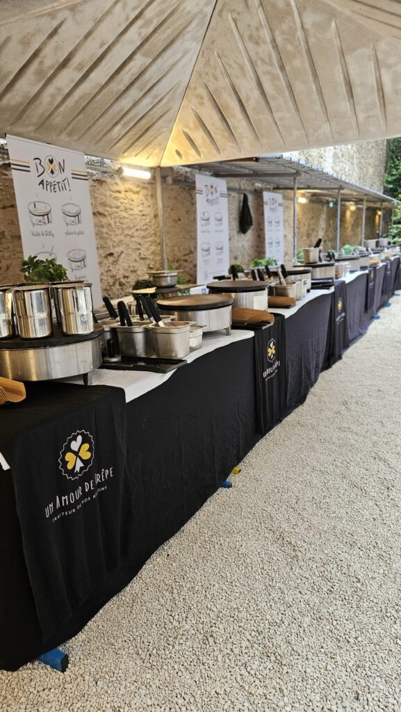 Repas comité d’entreprise : ligne de billigs installée pour servir galettes et crêpes aux salariés